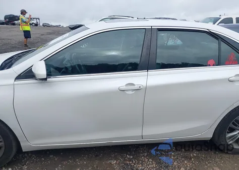 2017 Toyota Camry Le/Xle/Se/Xse z USA, uszkodzony, nr VIN 4T1BF1FK0HU272232